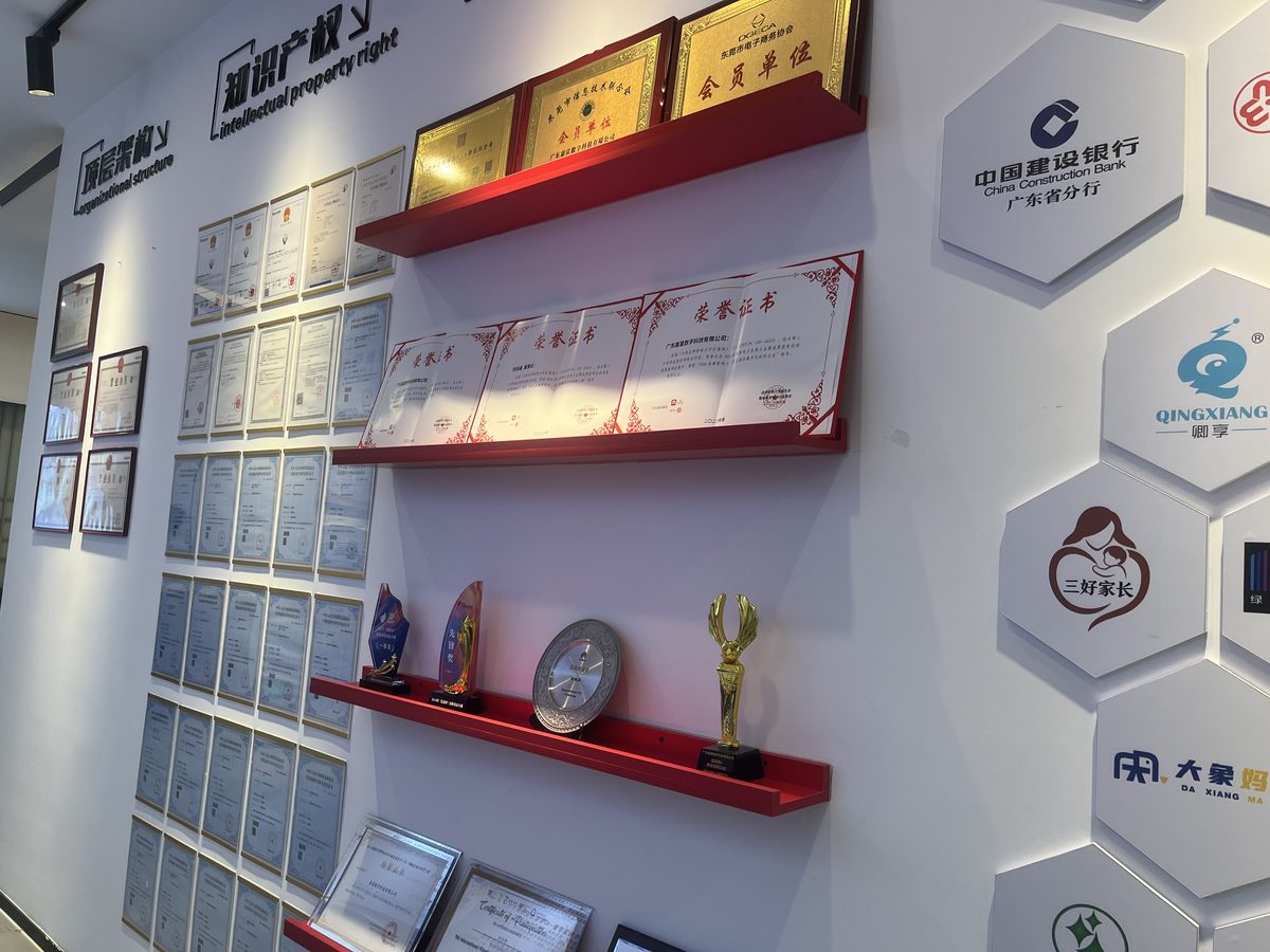 诚越企管荣誉证书墙